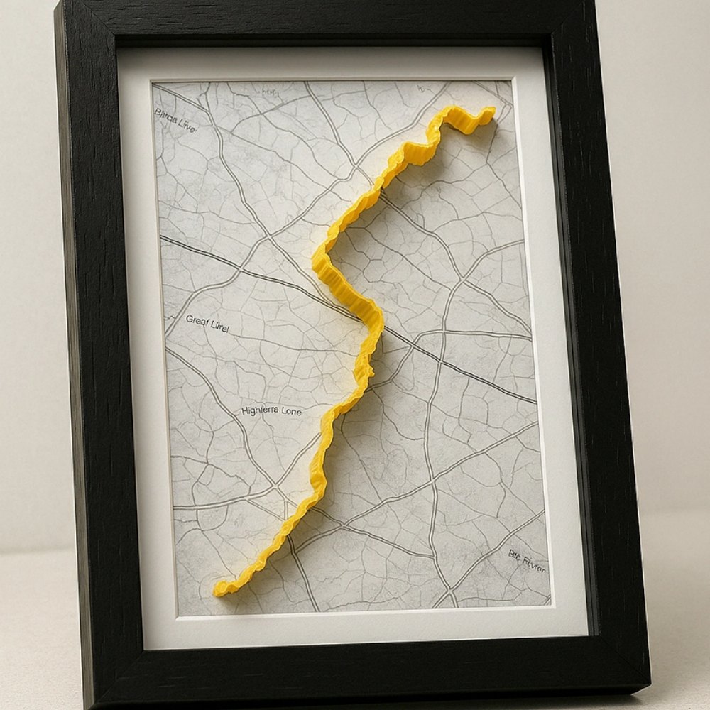 Goldenes 3D-Relief auf Stadtplan im schwarzen Rahmen